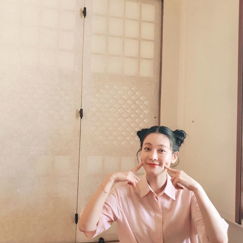 Actor Oh Yeon-seo flaunted her fresh lookOh Yeon-seo posted a picture on his Instagram on July 2 with an article called Dehet.The picture shows Oh Yeon-seo, who has her hair divided into two halves and tied up, with her fingers poking her cheeks and smiling brightly at the camera.Oh Yeon-seos relentless look and fresh beautiful looks catch the eye.The fans who responded to the photos responded such as It is so cute, Simkung and It is really beautiful.delay stock