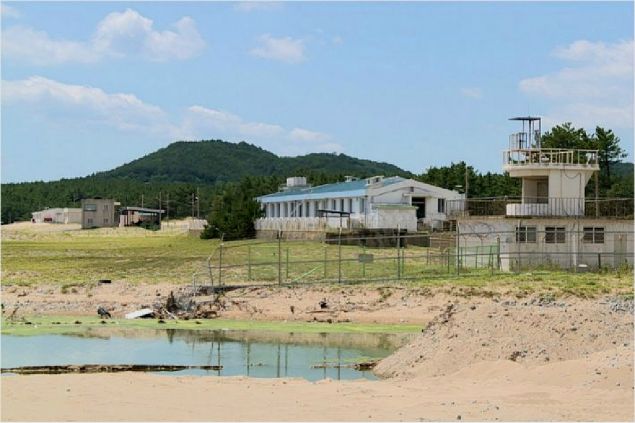 Residents of Hwajin-ri, Song-myeon, Buk-gu, Pohang City, demanded that residents return the military recreation facility, which has been located at Hwajin Beach for decades.Residents insisted that they are operating as a resort for military officers rather than the original purpose of shooting training camps, and that they should now be removed for regional development.Lets get to the Chairman of the Norm Song Ramen Association to Advance Collegiate Schools of This is the Norm. How are you?This is the norm> Yes Hello. Song Ramen Development Council Chairman This is the norm.This is the norm> Yes. The location is located in Hwajin 3 Lee, Songmyeon, 100m wide and 1.5km long.We dont know because the facility is military. We know there are several buildings besides two general villas.Kim Yoo-jung> But this training center is not the original purpose of shooting range but is operated as a resort for military officers?This is the norm> Yes, it is.It was initially intended to develop a beach in the Gyeongbuk Tourism Development Corporation in 81, but soldiers were unauthorized during the military government.So it was not a training ground, it was a military resort, so we kept asking, but we couldnt, so in 2010, the entire Song Ramen community protested once.So after that, I took off the sign of the resort and changed my name to the training ground.Kim Yoo-jung  So it was originally a resort and changed to a training ground. You actually think it is Lee Yong rather than training.Anyway, it has been operating as a military facility for 40 years, why do residents now ask for a return?This is the norm> is a significant impediment to the development of Song Ramen.If a tourist company had developed a beach in the 80s, I think it would have developed abundantly by now.But the military knows that they still have one or two shooting exercises a year, but on other days there are only military officers and no other soldiers.But I dont understand that there are general villas, and Ive been running the 3.8s and the barbed wire on the East Coast for a long time.But it is not understandable for the residents that the military resort is being played as a playground at this time.Kim Yoo-jung> So if this place is returned, you think Hwajin Beach can be further developed.This is the norm.The county occupies about two-thirds of the beaches that are close to 2km now, and the rest of the people are Lee Yong, so tourists are often frequent.This year, we have a new concrete fence around the barbed wire. Tourists are not sure whether this is prison or prison.Kim Yoo-jung, I know its been a while since the people have been asking for this. So whats the military been doing?This is the norm The soldiers always gave way to some of the military retreats whenever we had to.But in reality, its not going to be a commercial activity or a beach, and as I said, weve got a new concrete fence installed this year.So the anger of the residents is quite high.So now, not only our Song Ramen residents but also some of Pohang citizens are planning to participate in the petition to the Ministry of National Defense and the Blue House.And in the bathing season, farmers are planning to stop farming and rally for a while.Kim Yoo-jung> Then, the Gong Yoo sleep in Pohang City is included in the military facility. What position is Pohang City showing about the needs of residents?This is the norm> Until then, the military position in Pohang City was quite representative.However, I know that the current mayor is in charge and knows the contents, actively agrees with the will of the residents, and does not permit the use of the Gong Yoo sleep.So, I hope that this opportunity will be a place where many people can come and enjoy not only Pohang citizens as a beach but also other people.Kim Yoo-jung> So if you have any future plans and more words to say, please tell me.This is the norm> wants to demolish the military facilities with the 50th Division Recreation Center and return them to the residents.I would like to ask the media to actively participate in the media and hope that Pohang citizens will always come and enjoy it.Kim Yoo-jung Yes, I heard you today. Thank you! This is the chairman of the Norm Council for the Development of Song Ramen.Instead of the shooting range, which is a granular military facility that occupies two-thirds of Pohang Hwajin Beach, it has to be returned to residents and tourists of Myeongsimni Beach for decades.