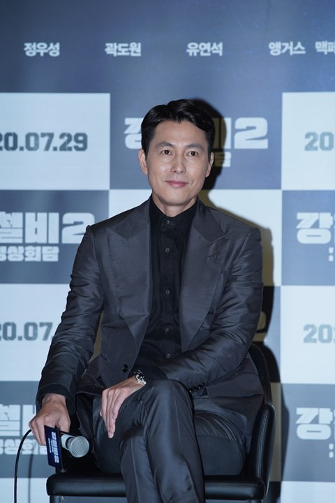 Actor Jung Woo-sung confessed that he had a lot of troubles until he chose the role of president.On the morning of the 2nd, a production report of the movie Steel Rain 2: Summit was broadcast live online. Director Yang Woo-suk, actors Jung Woo-sung, Kwak Do-won and Yoo Yeon-seok attended to talk about the work.The film depicts the crisis just before the war after the three leaders were kidnapped by the Norths nuclear submarine in a coup detat between the South and the North.It is not a sequel to the Steel Rain released in 2017 and a sequel to the content.Unlike Steel Rain 1, Jung Woo-sung and Kwak Do-won will appear in exchange for each camp.Jung Woo-sung, a North Korean soldier in Steel Rain 1, was divided into South Koreas president and Kwak Do-won, a senior foreign affairs and security adviser in Steel Rain 1, as the head of the North Korean escort agency.The setting of the movie itself was interesting, said Jung Woo-sung, who starred in the first film and the second film, and the first film was also a steel rain, and the second film was a land and a Korean peninsula.It was a work that asked how to establish the meaning of this land we live in, he said.However, Steel Rain was a fantasy work that could be a hopeful story through the character of Chulwoo in some ways.But the second episode may be colder because it looks more cool on the Korean Peninsula in the international situation, so I think I can ask the audience a bigger question. Steel Bee 2 is also drawing attention as Jung Woo-sungs presidential transformation.When I received the proposal, the weight was significant, said Jung Woo-sung, adding, I was worried about why the director would throw me homework for the test and I would do it with him because he suddenly asked me to do the president at the Steel Rain 2.All Jung could do to make a presidential character was imagination.I looked at the presidents who had previous inter-Korean Summits and thought of their mission as personal philosophy or politicians to see how they looked at the Korean Peninsula, he said. I think they came to sentiments, thinking how much they have compassion for history, how they looked at the future of the nation and the Korean Peninsula, and how the presidents led the inter-Korean Summit.Jung Woo-sung, who had performed a difficult Action performance in the first episode, will show a different Action from the first one in this work. He did a little different Action.I have done careful oral Action to act as an arbitrator among many horse leaders, he said. The Action that can be shown in the movie is submarine Action.We have been delaying the explosion or movement of the submarine in the deep sea, so we are very excited about the outcome, he said.Finally, Jung Woo-sung said, Our life is affected by Corona 19. It is true that it is uneasy to release movies at this time.There is also an old woman and worry that the audience should enjoy the movie comfortably.I dont know what will happen, but I hope those who visit the theater will wear masks and enjoy movies well.Meanwhile, Steel Rain 2: Summit will be released on the 29th.