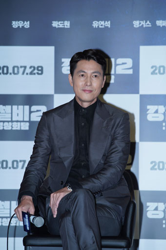 Actors Jung Woo-sung, Kwak Do-won and Yoo Yeon-seok attended the online production report of the movie Steel Rain 2: Summit held on the morning of the 2nd.Steel Bee 2: Summit is a film depicting a crisis just before the war that takes place after the three leaders were kidnapped by North Koreas nuclear submarine in a coup détat during the inter-Korean Summit.Jung played South Korean President Han Kyung-jae, who is struggling for peace on the Korean Peninsula, Kwak Do-won as the director general of the hard-line security forces in the North that is waging a coup against the peace treaty, and Yoo Yeon-seok as the young, top-level leader of the North, who joined the U.S.for the first time in his Summit with a U.S.president.Jung Woo-sung said, The setting itself was interesting. The main character of this film is the land we live in.It is a movie that asks how to establish the pain and meaning of this land. On the difference from Steel Rain 1, Jung Woo-sung said, The previous work had many fantasy.But I think that this time, the audience will be able to ask a bigger question by watching the cold side of the Korean peninsula in the international situation. When I was offered the Steel Rain 2: Summit, I could make an easy choice in terms of cinema, but the weight inside is considerable, he said. And I thought that because I told him to do the president, he would make me do homework that would be a test.It took time to decide, he added.Steel Rain 2: Summit will be released on July 29 and will heat up the summer theater.