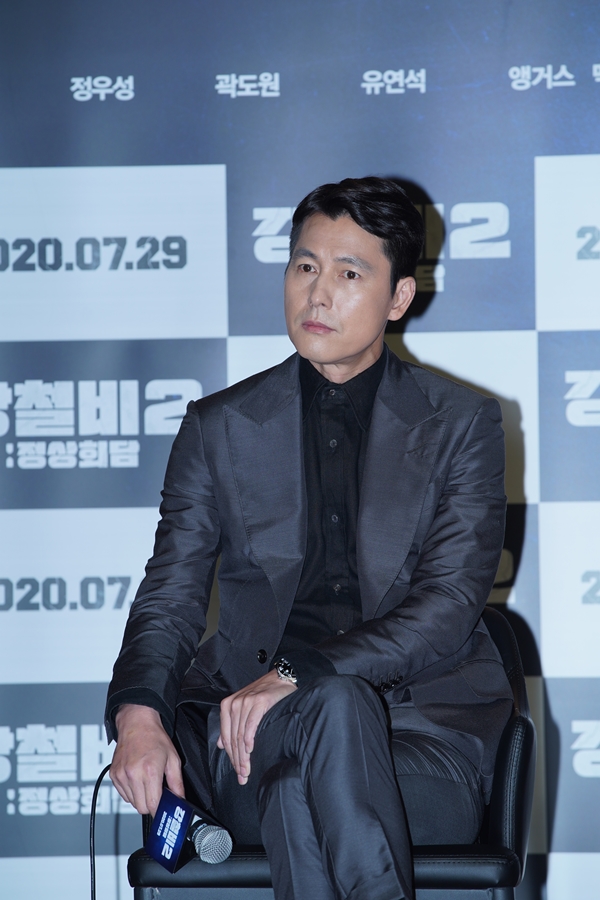 Steel Rain 2 Jung Woo-sung delivered Kwak Do-wons Diet.On the 2nd, the film Steel Bee 2: Summit (director Woo-seok Yang and production studio Genius Friendship, hereinafter Steel Bee 2) was reported online.Woo-seok Yang, actor Jung Woo-sung, Kwak Do-won, and Hyun Suk were together.On the day, Jung Woo-sung said Kwak Do-won did Diet.Jung Woo-sung said, Kwak Do-won was different from Steel Rain 1 and Steel Rain 2.Both the first and second episodes said they would lose weight at first; Kwak Do-won did Diet before filming One Week; a sharp line had to come out.The One Week was definitely hard, but when you go into the shooting, you have to eat and cheer up. Kwak Do-won, who heard this, explained, Thats a lot of minus.Steel Rain 2 depicts the crisis just before the war that takes place after the three leaders were kidnapped by North Koreas nuclear submarine in a coup detat during the North-South Summit.
