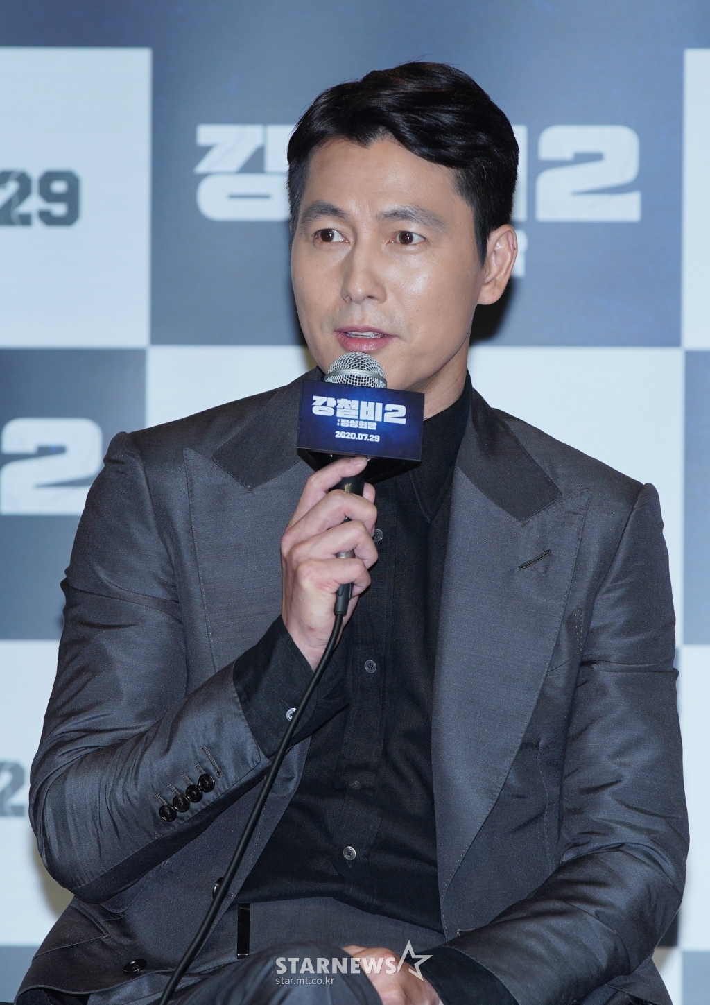 Actor Jung Woo-sung answers questions at the production presentation of Steel Rain 2 on Online Live on Monday morning. / Photos