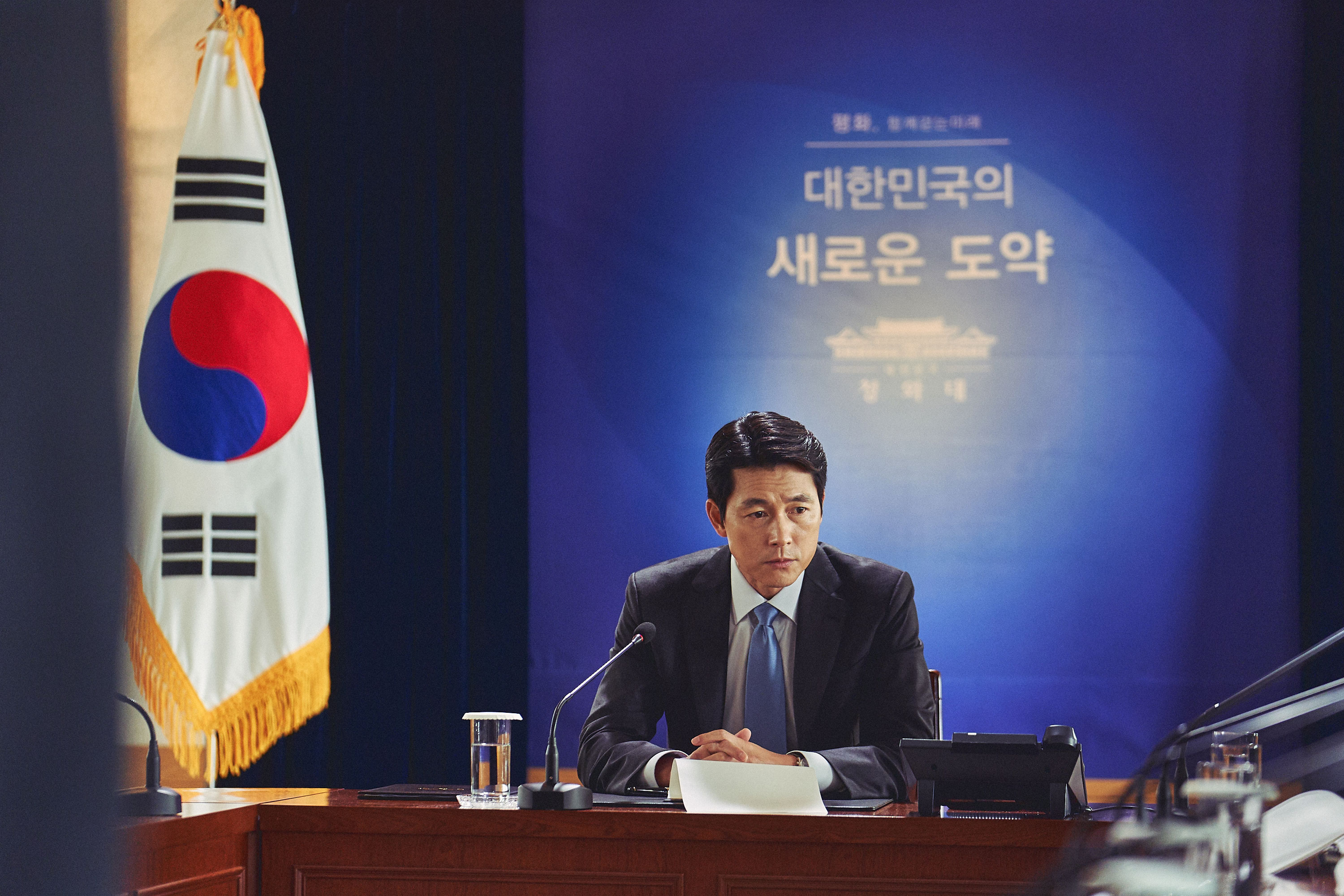 Actor Jung Woo-sung, who was divided into the president of the South Korea, expressed his candid worries.Jung Woo-sung said in a production report, The Steel Rain 2: Summit, which was held online on the morning of the 2nd, There are questions about the pain and meaning of the Korean peninsula.If 1 was a fantasy work that emphasized the message that it can create hope, 2 is cold and cool looking at the Korean peninsula in the international situation.You will be able to ask bigger questions. The Steel Rain 1 is also a fantasy, but it was not easy because of the weight contained in it. It seemed that the bishop threw the trials because he suddenly told me to do the president in 2.It was difficult to get a mind to do it together. Previously, Jung Woo-sung and Kwak Do-won played the role of Steel Rain 1 in South and North.In Steel Rain 2, Jung Woo-sung is divided into South Koreas President Han Kyung-jae, who is struggling for peace on the Korean Peninsula, and sets up a confrontation with Kwak Do-won, who plays the hard-line leader of the North, who is causing a coup against the peace agreement.Meanwhile, the Steel Rain 2: Summit depicts the Danger just before the war after the three leaders were kidnapped by the Norths nuclear submarine in a coup détat during the inter-Korean Summit.Yang Woo-suks new film, following the webtoon Stillane and the movie Steel Rain, realistically captures the Danger situation that may actually happen on the divided Korean peninsula and the stories of people surrounding it.It will be released on the 29th.