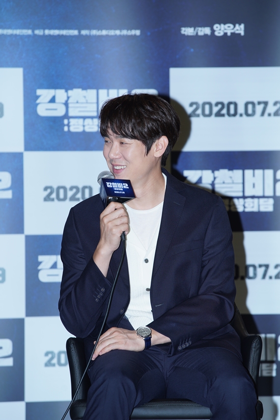 Yoo Yeon-Seok said the role of North Chairman was like Top Model.On the morning of the 2nd, the movie Steel Rain 2: Summit online production report was held on YouTube.Actor Jung Woo-sung, Kwak Do-won, Yoo Yeon-seok and Yang Woo-suk attended the meeting and talked about the work.Steel Rain 2: Summit A film depicting the crisis before the war that takes place after the three leaders were kidnapped by the Norths nuclear submarine during the North and South American Summit.Jung Woo-sung plays the South Korean president Han Kyung-jae, who is struggling for the peace of Korean Peninsula, the Norths hard-line escort chief, who Kwak Do-won is couping against the peace agreement, and Yoo Yeon-seok as the Norths young supreme leader, North Koreas leader, who was the first to participate in the Summit with the US president.Yoo Yeon-seok, who joined the new season in season 2, said, I had a lot of fun in season 1, so the scenario was interesting when the coach gave me the proposal.But I wanted to be right about the North Korean chairman. I wanted to be a (Kwak) member. I hesitated at first.I could not imagine myself as a leader. But the director told me about Korean Peninsula, but if I want to talk a lot in a cinematic space, I would like to be able to imagine more than synchro rate.Then I saw the witty elements and attractions again. I was scared, but I wanted to try Top Model.I thought it was the same character as Top Model, so I decided not to run away. Steel Rain 2: Summit is set to open on the 29th.Photo = Lotte Entertainment