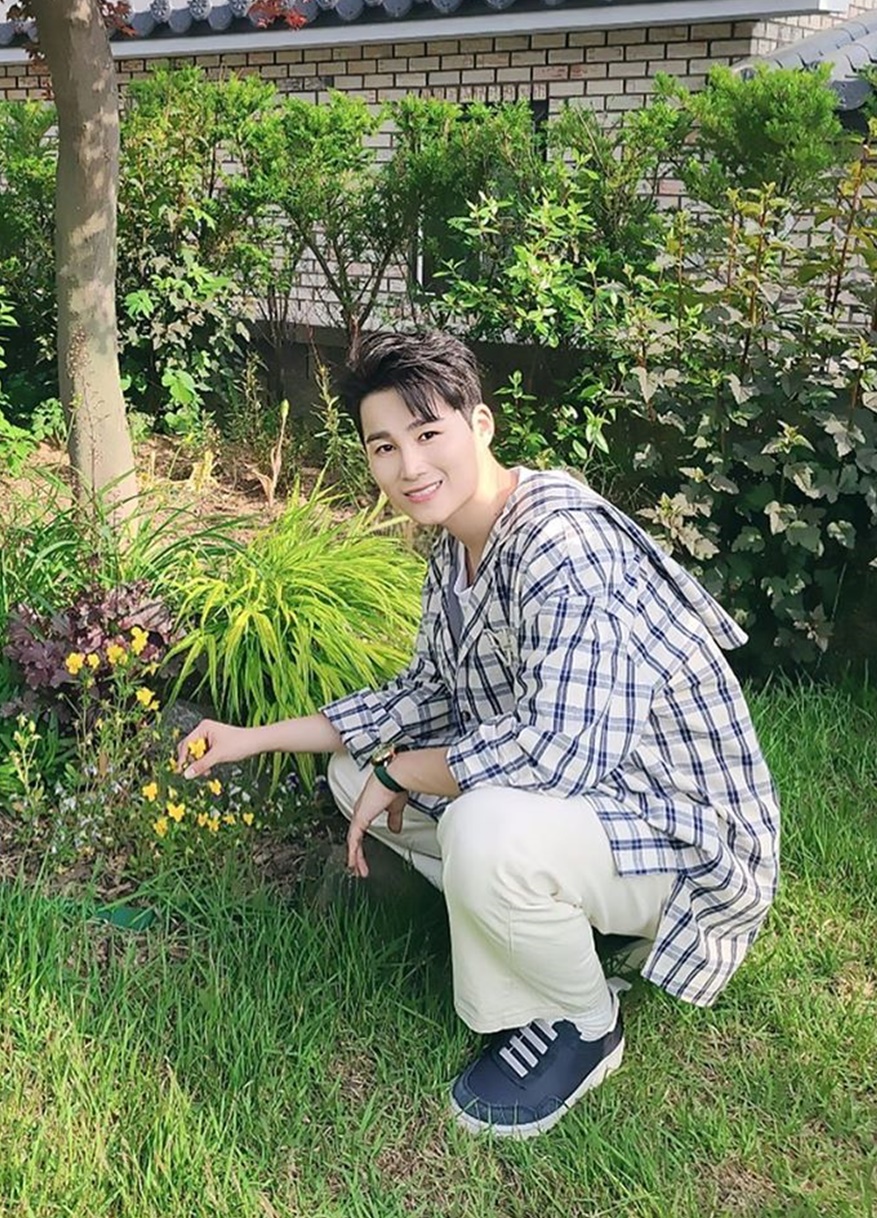 The warm current situation of Singer Kim Hie-jae has been heard.On the 2nd, the official Instagram of the New Era project posted a picture with the article Why did it get so hot today, and two suns came out, the east sun and the joy.Kim Hie-jae in the public photo is smiling at the camera with wild flowers in his hand. Kim Hie-jaes warm visuals and bright laughter caught the attention of the viewers.Kim Hie-jae is appearing on the TV Chosun entertainment program Mongsu Academic Center.Photo: New Era Project Official Instagram