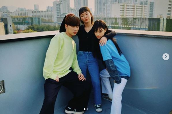 Weki Meki Kim Do-yeon raises expectations for DramaKim Do-yeon posted two photos on his Instagram on the 2nd, along with an article entitled Yes Jun Min-jung, today is a Thursday to be torn to the ground!Kim Do-yeon in the public photos is taking a pleasant pose with actors Choi Hyun-wook and Han Ji-hyo who appear in Tear Man and Woman.So, Red Velvet Yeri expressed his affection by commenting It is only men and women.Meanwhile, Kim Do-yeon is appearing on the web drama Only torn men and women.Photo: Kim Do-yeon SNS