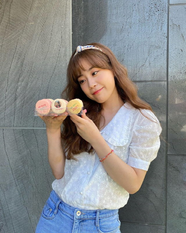 Singer Heo Young showed off a fresh Smile.Heo Young posted a picture on his instagram on the 3rd, saying, Latte artworld. Thank you Macaron.Inside the picture is a picture of Heo Young, who is taking a certification shot with a Macaron, and the style that matches jeans with a white blouse and points with a headband was full of freshness.Here, the beautiful beauty in the fresh Smile of Heo Young was full of neatness.Meanwhile, Heo Young is appearing on TVN entertainment comedy big league, life time channel beauty time and web entertainment Latte art world.