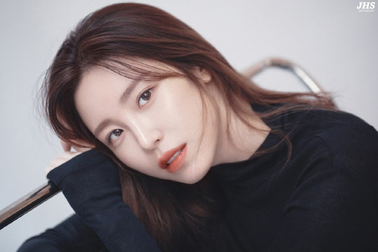 Jun Hyoseong has unveiled a new profile photo B cut unique to Jun Hyoseong.On the 2nd, Jun Hyoseong agency JHS Entertainment added a profile B cut photo of Jun Hyoseong through the official post.In the open photo, Jun Hyoseong co-ordinated various costumes including white costumes and produced a neat image.Jun Hyoseong, who has been attracted to the innocent charm following the profile photo released earlier, has been born with a no defect B cut by staring at the camera with Chanpur eyes or taking a natural pose.A profile photo of a simple and neat image is released and expectations are gathering for Jun Hyoseongs move.Jun Hyoseong is active in various fields from singer to actor and radio DJ, and is versatile.Jun Hyoseong debuted in 2009 as a girl group secret.Since then, Jun Hyoseong has been communicating with the public through various broadcasting and performance activities, and has been loved as a Wannabe star with both loveliness and sexy.Jun Hyoseong, who started his acting career in 2013 with the OCN drama Cheong Yong, is expanding his acting spectrum through various works such as Wanted, Introverted Boss, Green in My Heart and Memorist.On the other hand, Jun Hyoseong has been actively communicating with listeners since 8 pm every day as a DJ of MBC FM4U (91.9MHz) Dreaming Radio.