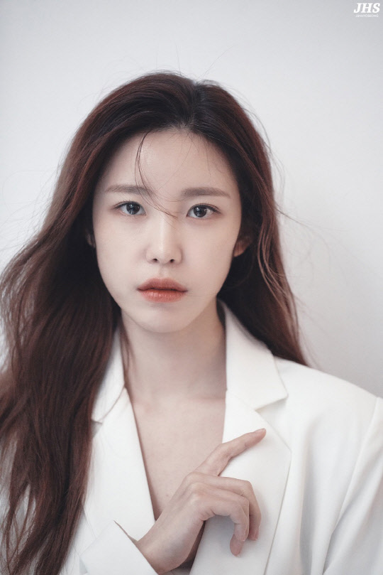 Jun Hyoseong has unveiled a new profile photo B cut unique to Jun Hyoseong.On the 2nd, Jun Hyoseong agency JHS Entertainment added a profile B cut photo of Jun Hyoseong through the official post.In the open photo, Jun Hyoseong co-ordinated various costumes including white costumes and produced a neat image.Jun Hyoseong, who has been attracted to the innocent charm following the profile photo released earlier, has been born with a no defect B cut by staring at the camera with Chanpur eyes or taking a natural pose.A profile photo of a simple and neat image is released and expectations are gathering for Jun Hyoseongs move.Jun Hyoseong is active in various fields from singer to actor and radio DJ, and is versatile.Jun Hyoseong debuted in 2009 as a girl group secret.Since then, Jun Hyoseong has been communicating with the public through various broadcasting and performance activities, and has been loved as a Wannabe star with both loveliness and sexy.Jun Hyoseong, who started his acting career in 2013 with the OCN drama Cheong Yong, is expanding his acting spectrum through various works such as Wanted, Introverted Boss, Green in My Heart and Memorist.On the other hand, Jun Hyoseong has been actively communicating with listeners since 8 pm every day as a DJ of MBC FM4U (91.9MHz) Dreaming Radio.