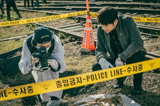 !Trane Yoon Shi-yoon and Shin So-yul have unveiled their 15-year friendship two-shot, which will be a tit-for-tat and air-conditioned Susa.The new OCN original Trane (playplayed by Park Ga-yeon/directed by Ryu Seung-jin and Lee Seung-hoon), scheduled to be broadcast on July 11, is a Detectives World Mystery drama that intervenes in serial killings to protect precious people in two Worlds, which were divided by the choice of the moment, the night of the murder.In Trane, Yoon Shi-yoon plays Seo Do-won, the head of the Mugyeong Police Stations 3rd strong team, who has been able to reach the head of the homicide team at an early age by throwing his whole body and catching the criminal, while Shin So-yul is the only friend on which Seo Do-won depends, and the horse is rough but the inside science agent Lee Jung-min.The two are friends who have been growing friendship for 15 years, and will show together the secrets of the crime scene.In this regard, Yoon Shi-yoon and Shin So-yul were seen playing Susa together in a police-controlled non-land.Seo Do Won and Lee Jung Min in the drama are passionately investigating in the scene of a serious atmosphere.Seo Do-won comes to the side of Lee Jung-min, who is conducting on-site inspections, and talks, but Lee Jung-min is treating Seo Do-won with a serious expression as if he found something.I am wondering what the incident is that these two are doing.In the meantime, Yoon Shi-yoon and Shin So-yul attracted attention by revealing the Susa chemistry of perfect Bings and perfect best friends with Seo Do Won and Lee Jung Min in the film scene.Yoon Shi-yoon is the back door that when Shin So-yuls gloves are fixed, Shin So-yul always smiles brightly and leads the scene to a cheerful atmosphere.Yoon Shi-yoon and Shin So-yul actively played Detective and Science Susa Daewon, which burns passion for Susa, and energized the scene.bak-beauty