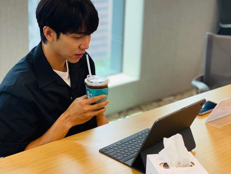 Singer cum actor Lee Seung-gi is the most handsome visuals were proud.Lee Seung-gi is the official Instagram on 7 November in 3 days together online round stub weightthere are certain senses and was.In the picture, Coffee to drink and the interview of Lee Seung-gi of all our won. Lee Seung-gi is a Navy blue short-sleeved shirt to wear to the Dandy charm more. Lee Seung-gis handsome visuals into it.A picture for the fans heart-fluttering, handsome, A, etc., reactions.Lee Seung-gi and Ryu Yi is starring Netflix original series togetherin the last month 26, Netflix through a was unveiled