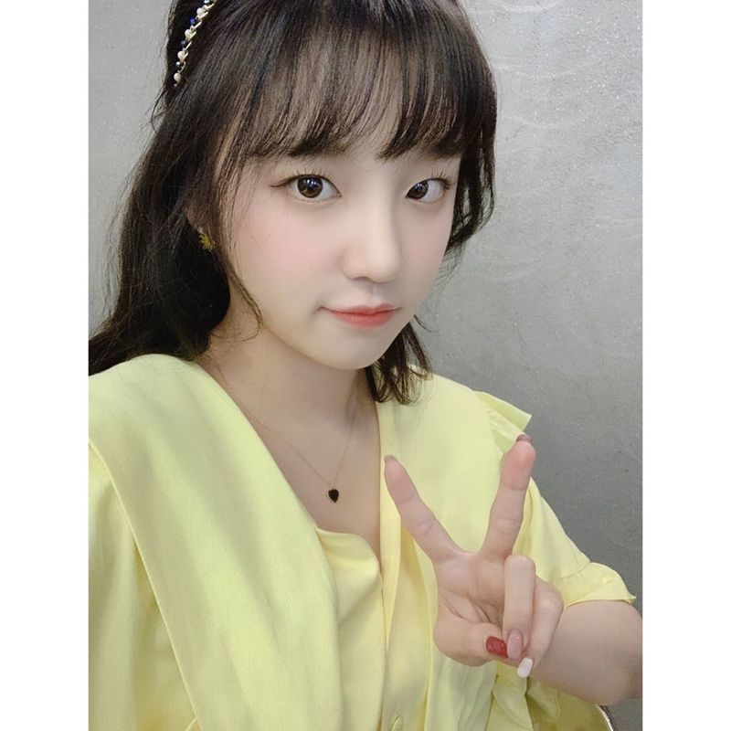 Group (girl) children member Song Yuqi promoted Online Concert I-LAND: WHO AM I.(Women) The childrens official Instagram posted a photo on July 3 with an article entitled 2020 (G)I-DLE ONLINE CONCERT I-LAND: WHO AM I D-2.Inside the photo was a picture of Song Yuqi in a yellow costume; Song Yuqi smiles at the camera, taking a V-pose.Song Yuqis innocent beauty catches the eye.The fans who responded to the photos responded such as It is so cute, It is a chick and It is pretty.delay stock