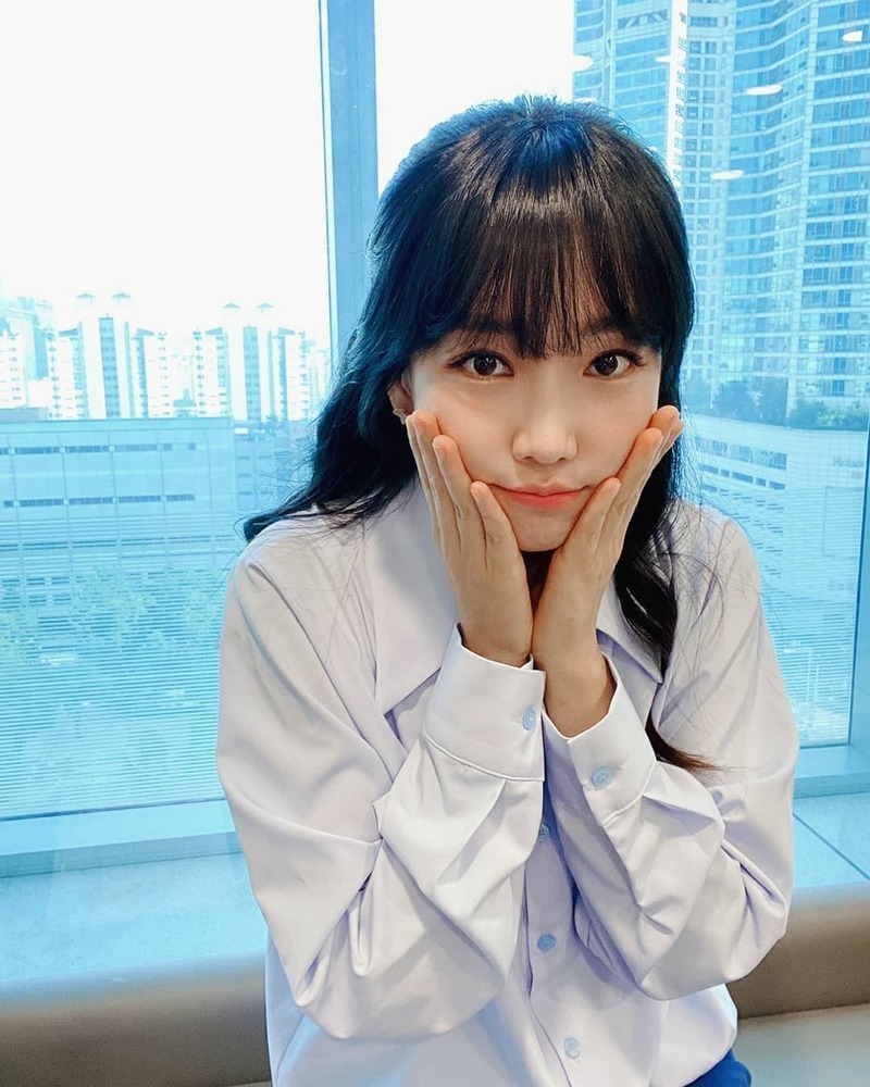 Lee Yoo-ri flaunted his face that looked like it was going to die.Actor Lee Yoo-ri posted two photos on his Instagram on July 3 with the phrase SBS Kim Young-chuls Power FM soon.Lee Yoo-ri in the photo poses calyx with bangs down; while he stunned fans with a beauty and beautiful visuals.han jung-won