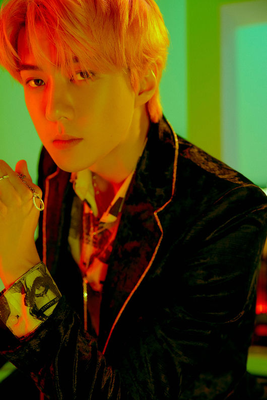 EXO Sehun & Chanyeol (EXO-SC) shows the unique musical color with its first regular album 1 billion views.Sehun & Chanyeols first Regular Album, 1 billion View, released on July 13, is expected to attract global music fans with a total of nine tracks in a variety of moods, including the trendy hip-hop genres title song 1 billion View.In particular, Sehun & Chanyeol not only participated in the entire song writing on this album following the first mini album What a Life released in July last year, but also included three songs, including his own songs Chuck, Wing, On Me (On Me), which he worked with his heart and soul, so the music to be heard on the new album is more anticipated.In addition, this album was followed by the last album, and the dynamic duos gako was in charge of producing the whole song, and once again fantastic breath with Sehun & Chanyeol. Hip-hop label AOMG representative producer GRAY (Gray), hip-hop group rhythm power boy and hanger also participated in the song work to improve the perfection of the album.In addition, the teaser image of Sehun, which transformed into a new concept, was released on the official website of Sehun & Chanyeol today (3rd) at 0:00 and various SNS EXO accounts, capturing the attention with Sehuns unique chic eyes and charisma.On the other hand, Sehun & Chanyeols first regular album 1 billion views will be released on various music sites at 6 pm on July 13.SM Entertainment