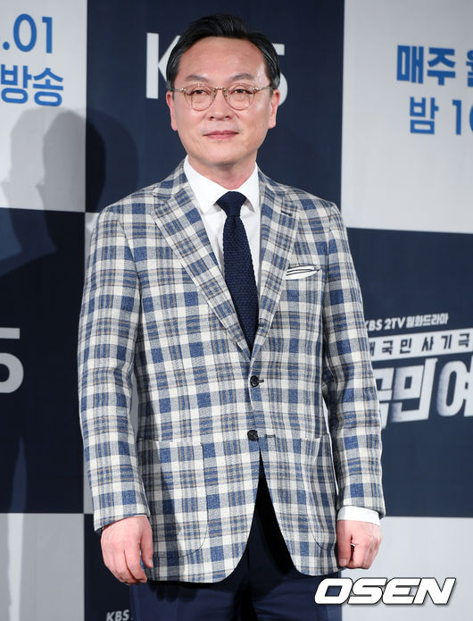 Actor Kim Ui-Seong has been in touch with Keyeast Entertainment.Kim Ui-Seong, who started his career as an actor in the theater stage in 1987, expanded his activities to the film Successful Age in 1988.Since then, he has been active in films such as Go Alone like a horn of a cow, Day of a Pig Falling into a Well, Drama Far Far Far, and Lawyer Park Bong-sook, and has announced his name as the first generation of movie stars from theater actors.In addition, he made a deep impression on the public by emitting his distinctive charisma in popular films such as Introduction to Architecture, Interview, Assassination, Insiders, Busan, Steel Rain, drama Kwon Ryong I Narsa, W, Mr. SunshineIn particular, Kim Ui-Seong won the Best Supporting Actor Award in the Buil Film Award, the Korean Filmmakers Association Award, and the Baeksang Arts Award, winning the best supporting actor award for his role as the Yongseok of King Lee Ki-sims end-of-life in the movie Busan Row, which hit the theater in summer 2016.Kim Ui-Seong, who has shown a heavy presence by showing more than just acting in various aspects such as dramas and movies, will meet with Keyeast Entertainment, a comprehensive entertainment company that actively produces dramas and movies, including the OCN Voice series, SBS Hiena, Netflix original Health Teacher Ahn Eun-young, and movie Lion Interest is focused.Meanwhile, Kim Ui-Seong is currently in the midst of filming Choi Dong-hoons film The Alien (Gase).