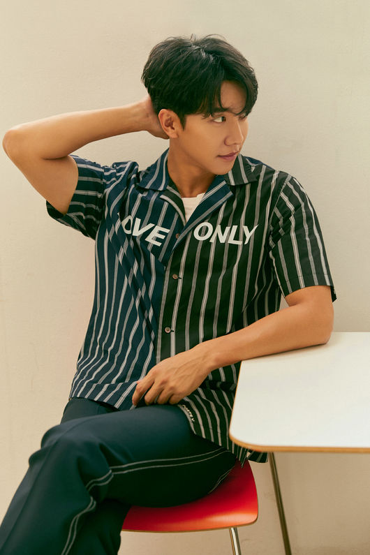 Lee Seung-gi-gi-gi expressed his feelings of breathing with Ryu Ho and Twogether.Lee Seung-gi-gi-gi conducted a video Interview on Netflixs original series Twogether at 10 am on the 3rd.Twogether is an entertainment program featuring Lee Seung-gi-gi Gi and Ryu Hos journey to meet their fans. It offers a variety of fun by combining various Content such as romance of two stars with different nationalities, Travel course recommended by local fans, and meeting with fans.Twogether, which was released on the 26th of last month, was named Todays Top 10 Content in more than five countries, and their Travels gave sympathy and impression to global fans.Lee Seung-gi-gi-gi said, Thank you so much. Its an honor. It opened in more than 190 countries through Netflix.I am very grateful that many people love our Content differently from each other and the culture is different. I am very grateful that I have made it as hard as I have worked hard.Lee Seung-gi-gi-gi has raised his expectations by saying that he talked about Ryu Ho and Season 2 after having a good performance with Twogether.Lee Seung-gi-gi-gi said, After being released, we were in the top 10 in a short time and we felt good. We only exchanged messages saying best and so good because it was not language.I didnt tell her the details, but I exchanged them with each other. I asked her how she felt. I also said, Lets look forward to Season 2.Lee Seung-gi-gi-gi also asked what difference he had with the existing image, saying, When I met through my work, I imagined a lot of romantic men and sweet Guy feeling.Ryu, who I actually met, had both points, and there were many energetic and sensible parts. Throughout the filming, the language was different and the culture was different. It was so comfortable.Lee and Ryu had to Travel to another country in the midst of different languages and cultures, especially the language barriers that would have been a significant obstacle to their Travels.Lee Seung-gi-gi-gi said, Since the language is different, I have a delay in the immediate reaction when I explain the game or ask where I go.I was afraid before I actually went. I was worried a lot, but if I felt that part would disappear, it would be covered with body language. It was a different experience.Lee Seung-gi-gi-gi, in particular, said, Ryu was a positive friend who thought he was growing up (even when he lost his mission). He told me that he was a master of the arts.Lee showed his aspirations that he would not be hit next time he went. Lee explained the process of getting closer to Ryu. Lee said, At first, it was awkward and awkward. I did not know how to approach because I did not speak language.However, it seems that I have come close naturally by Traveling, sleeping, eating rice, missioning and meeting fans. I did my last mission in Korea. Lee Ho loves Korea very much. I introduced him to good foods and said he wanted to Travel to Korea.I was saddened and hard-working that I could not easily meet when I broke up. Netflix