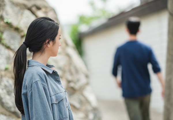 Cool cool air streams were spotted between Kim Soo-hyun and Seo Ye-ji.Moon Kang-tae (Kim Soo-hyun) is being watched with a lot of anger in the TVN Saturday drama Psycho but Its OK (director Park Shin-woo, Cho Yong/Project Studio Dragon/Produce Story TV, Gold Medalist), which will be broadcast tomorrow at 9 p.m., which is raising curiosity.In the last broadcast, Moon Gang-tae and Ko Mun-young became aware of the pain they had, and they penetrated deeper into each other.To Moon Gang-tae, who was hungry for her mothers love as a child, Ko Mun-young read her mind saying, I see you want to be beautiful. Moon Kang-tae understood the inside of Ko Mun-young, who does not feel Feeling, through her Fairytale book.The two men, who faced each other with their wounds and deficiencies exposed, hugged each other at the time of spraying and shared the warmth that they wanted so much.This scene, which has inspired a more affectionate Feeling than ever, has made those waiting for the pink flower path of the two people.In the meantime, the warm warmth disappears and the confrontation between Moon Gang-tae and Ko Mun-young, who are cold and cool, is curious.Especially in the public photos, the playful eyes toward Moon Gang-tae disappear and the appearance of Moon Gang-tae, who looks back at her with a dry face and a look of a gruesome and angry Feeling, makes a sense of the unusual atmosphere.In addition, the usual clothes that are not like the usual torture attracts attention.She was a stare-studded woman with colorful costumes and hairstyles, so her neck-length T-shirt, disheveled hair, and angry expression in the photo are Infinitely stimulating viewers reasoning instincts because she is guessing that she has had a big fight with someone.So, what happened between Moon Gang-tae and Ko Mun-young, who seemed to have narrowed the gap between each other after a dramatic reunion in the rain, is expected to be more awaited by the TVN Saturday drama Psycho but Its OK tomorrow night at 9 p.m. (4th).On the other hand, TVNs Saturday drama Psycho but Its OK is a strange romantic comedy drama about love such as Moon Gang-tae, a mental ward protector who refuses to love with the weight of a heavy life, and Ko Mun-young, a Fairytale writer who does not know love due to his birth defects, who treats and heals each others wounds.