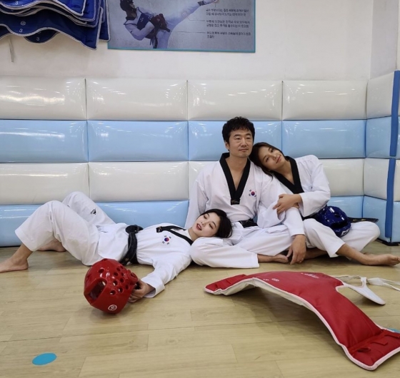 Actor Kim Yoo-jung revealed Ahn Sol-bin, Ryu Seung-soo and Friendly Chemie.Kim Yoo-jung posted a picture on his instagram on the 2nd of the month with an article entitled Daily Life in the Past of the Stars.In the public photos, Kim Yoo-jung, Ryu Seung-soo and Ahn Sol-bin wearing Taekwondo uniforms are shown.Kim Yoo-jung is lying comfortably with Ryu Seung-soos legs bent, and Ahn Sol-bin is leaning his head on Ryu Seung-soos shoulder.The appearance of the three friends seemed to be like a real woman and caught the eye.The netizens who responded to this responded such as When come on Friday, Love star and Wool sister who suits well.On the other hand, Kim Yoo-jung is appearing on the SBS drama Convenience Store Morning Star which is currently on air.