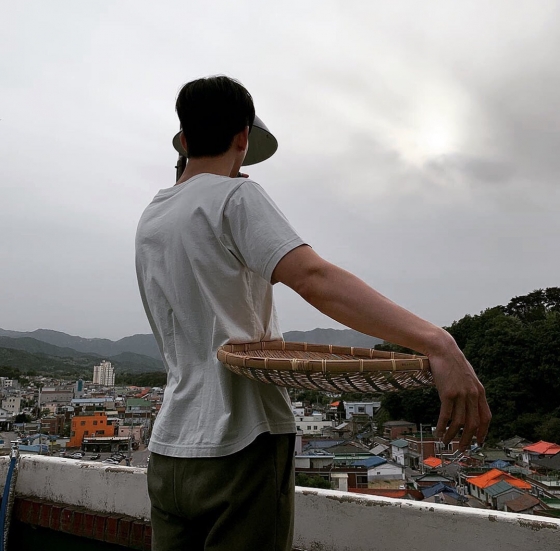 Actor Kim Soo-hyun captivated Sight with even Model, Back View showing off their warm charmKim Soo-hyun posted a picture on his Instagram on the 3rd without any writing.In the photo, Kim Soo-hyun wearing a sun cap and wearing a sokuri on one waist is shown.Kim Soo-hyun attracted the attention of fans by creating a warm atmosphere even for Model and Back View.The netizens who responded to this responded that the back of the head is handsome and It is handsome today.On the other hand, Kim Soo-hyun is playing the role of Moon Gang Tae in TVN Drama Psycho but Its OK which is currently on air.