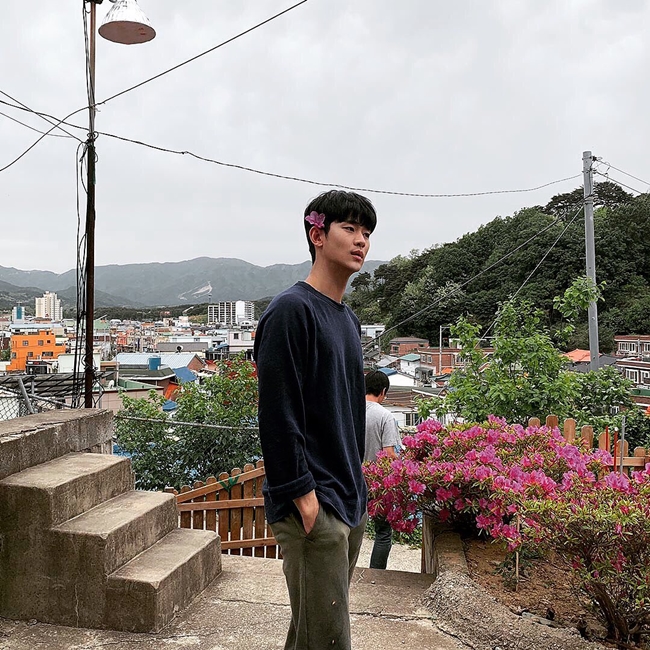 Kim Soo-hyun posted a short article and a picture on his instagram on the afternoon of the 3rd.The photo showed Kim Soo-hyun staring somewhere with flowers in his ears. Kim Soo-hyun showed off his small face and warm Beautiful looks and attracted attention.In addition, the Drama character Mungang Tae was completely immersed in the expectation of viewers.The netizens who responded to this responded that I finally see psycho but it is okay tomorrow, Oh, I am so handsome that I can not help it, Who is a flower and I will do this.On the other hand, Kim Soo-hyun is playing the role of Mungang Tae, a mental ward protector who refuses love with the weight of a heavy life in TVN Drama Psycho but its okay.