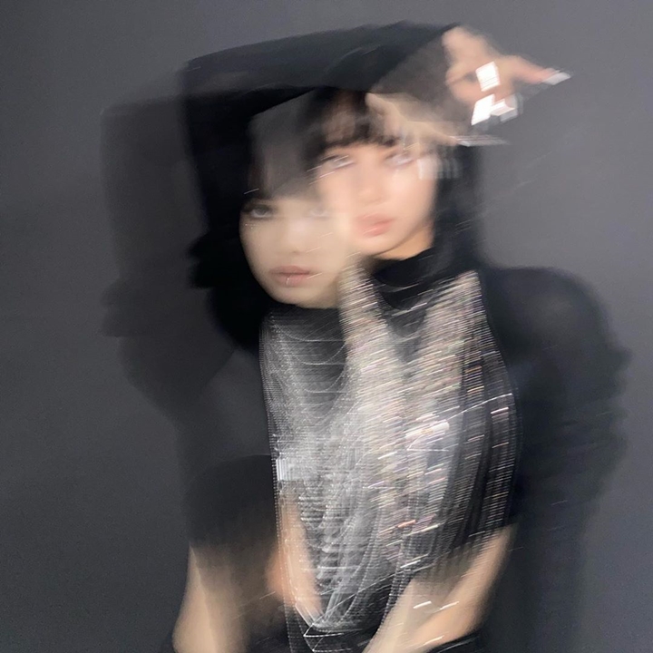 Group BLACKPINK Lisa also showed off her distinct beauty in the shaky photo.Lisa posted a picture on her Instagram page on Thursday, which featured Lisa on a shaken screen.The picture was not clear, but it was as clear as Lisas beauty: Lisa finished her chic, luxurious look with a pair of black clothes and a sparkling necklace.Lisas eyes, which also featured shade-emphasizing makeup, emit more glamorous eyes than ever, with Lisa adding a sexy charm with long, colorful nail tips.When Lisas photos were released, fans cheered, You look pretty today, Is it a stage costume?, Please upload more pictures of Lisa.On the other hand, BLACKPINK, which Lisa belongs to, released a new song How You Like That on the 26th of last month and has been named to the Guinness record and is raging the K Pop representative girl group.Photo Lisa SNS