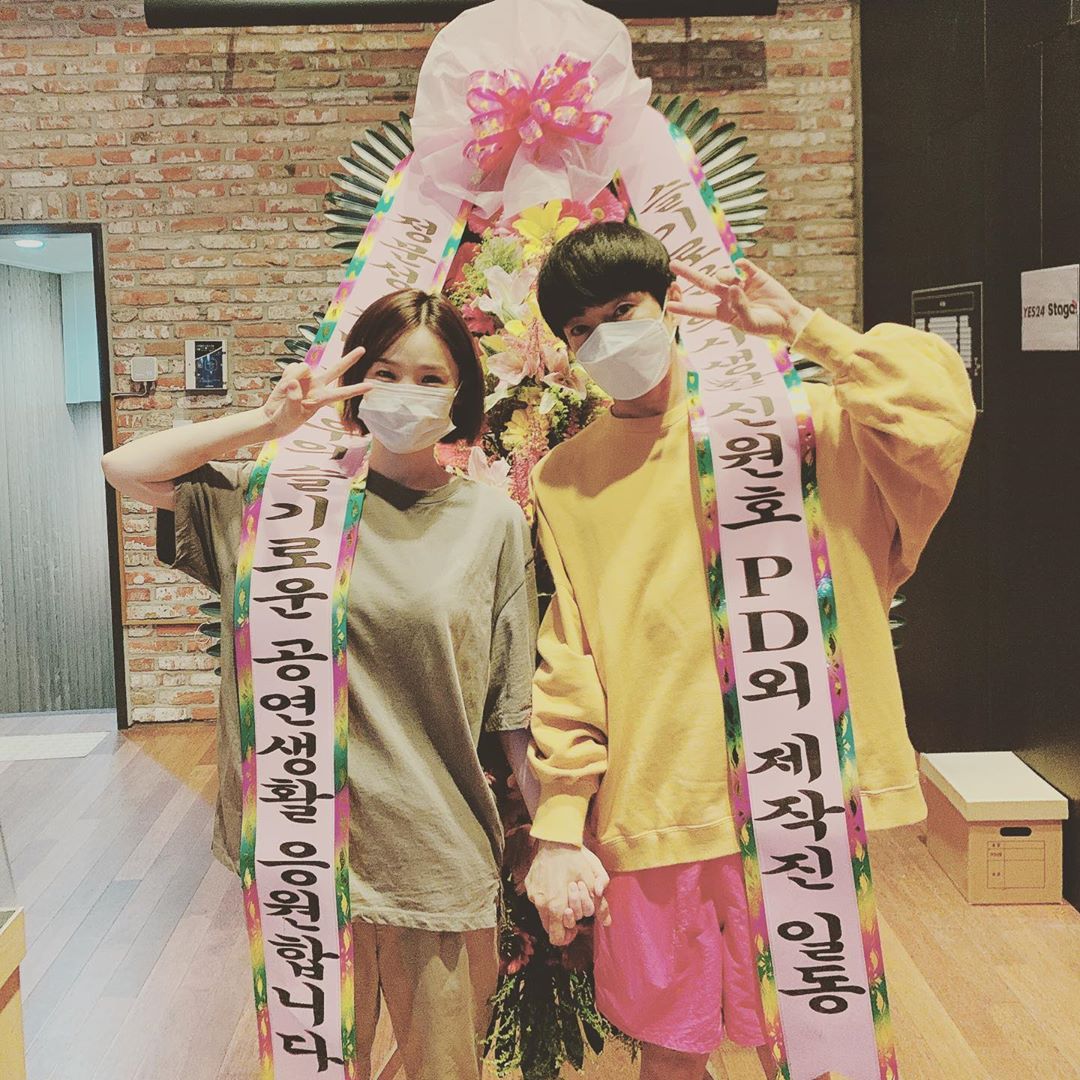 Actor Jeun Mi-do - Jung Moon-sung took a certification shot in front of a wreath sent by the production team of Sweet Doctor Life.On the 3rd, Jeun Mi-do posted a picture on his instagram with the words First ball went up safely...Huh.In the open photo, Jeun Mi-do is wearing a comfortable attire alongside Jung Moon-sung, who is currently working in musicals and appeared on TVN Spicy Doctor Life.The two natural people were posing with messages in each wreath on their shoulders, attracting attention.The wreath, which was released, boasted a warm heart with a message saying Jung Moon-sung, supporting the wise performance of the actor Jeun Mi-do, and a wise doctor life Shin Won-ho,Meanwhile, Jeun Mi-do and Jung Moon-sung are appearing side by side in the musical Maybe Happy Ending.Photo = Jeun Mi-do Instagram