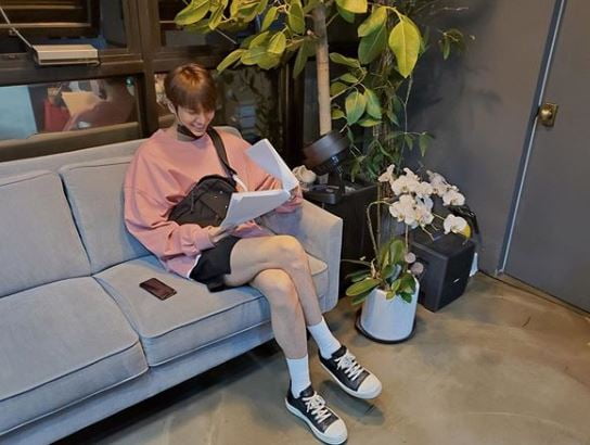 Lee Min-ho, an actor, reported on his recent situation. Lee Min-ho posted three photos on his SNS account without saying anything. Lee Min-ho in the public photo is sitting on the sofa and reading something.He smiled broadly in his pink T-shirt.Lee Min-ho, SNS, Recent Publicly Unofficial Bridge Length Eyes