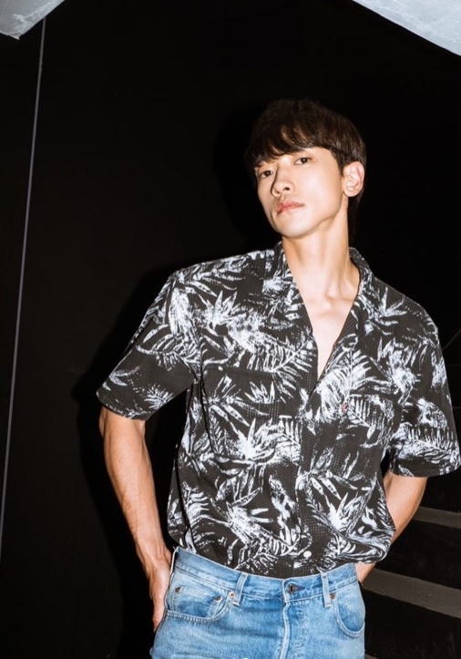 Singer and actor Rain showed off his handsome Rain jewels.Rain posted a photo on his instagram on July 4 with an article entitled Summer vibin.Inside the picture was a picture of Rain wearing a black short-sleeved shirt and jeans, who stares at the camera with chic eyes, with Rains handsome Rain jewels catching his eye.Fans who encountered the photos responded such as handsome, cool, heartbeat.delay stock