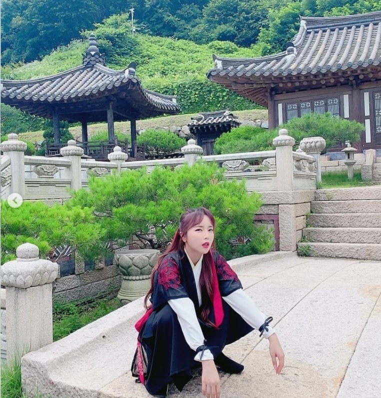 Singer Hong Jin-young flaunted her innocent lookHong Jin-young posted a picture on his instagram on July 4 with an article entitled Advertising Shooting ~ Sky is good, weather is good, but I have to wear some clothes and nuclear heat.Inside the picture was a picture of Hong Jin-young in a historical costume; Hong Jin-young is squatting and frowning.Hong Jin-youngs dissipating small face size and distinctive features make the beautiful look more prominent.delay stock
