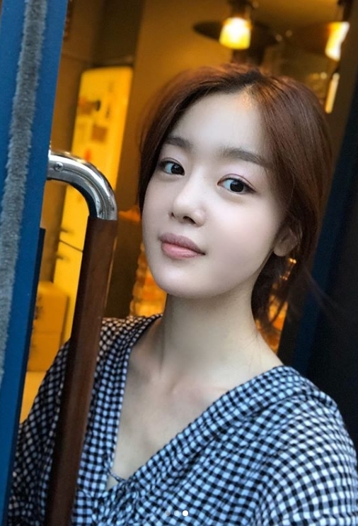 Han Sunhwa, heart-fluttering call eye perfect Southern properly a sniper for pure beauty Group Incognito-born actress Han Sunhwa the most pure, Beautiful looks, and was proud.Han Sunhwa is 7 November 4 his Instagram in the Shenhuais written along with the pictures showing.In the picture, he eyes the camera with a stare that, Han Sunhwa of all our won. Han Sunhwa of blemishes one white jade skin and a distinct visage is Beautiful looks and accessorised with. Han Sunhwa of neat atmosphere into it.Han Sunhwa is currently SBS Gold review drama convenience store planet, and starred in the public.