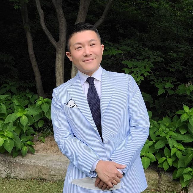 Comedian Jo Se-ho has reached its peak season of visuals.Jo Se-ho posted a picture and a picture on his Instagram on the 4th, Today is like this!The photo shows Jo Se-ho, who is about to shoot, and Jo Se-ho, who is dressed in blue-toned jacket and suits, boasts a perfect suit fit with a slim body.Jo Se-ho, in particular, boasts a watery visual after Diet; Jo Se-ho, who lost weight with a steady Diet, catches the eye with a healthy charm.On the other hand, Jo Se-ho is currently appearing on TVN On and Off.