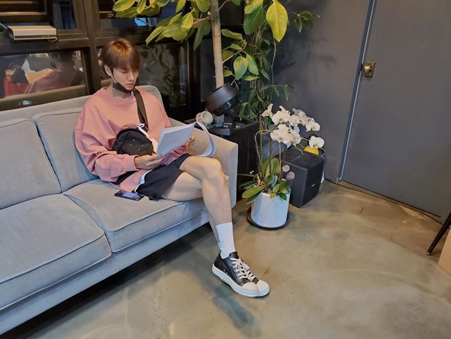 Lee Min-ho posted three photos on his Instagram early on the 4th without any separate words.In the photo, Lee Min-ho is sitting on the couch wearing a pink T-shirt. Lee Min-ho is reading something with a bright smile.The netizens responded that Lee Min-ho, I like this natural appearance so much and I have a lot of self-assertion.Meanwhile, Lee Min-ho has appeared in the SBS drama The King: The Monarch of Eternity, which ended on December 12.