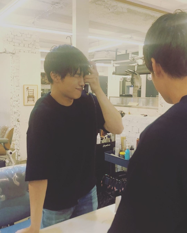 Woo Do-hwan posted several photos on his Instagram on the 4th, along with an article entitled Thank you for that, please wait a little.The photo released shows Woo Do-hwan holding an electric haircut; he appears to have visited the beauty salon to cut his former Enlisted hair short.The netizens who watched this responded such as I do not have the Ministry of Defense, I go well with my body, I think I would have been handsome even if I pushed my head.Meanwhile, Woo Do-hwan, who has performed in the recent SBS drama The King: The Lord of Eternity, will be active on the 6th.