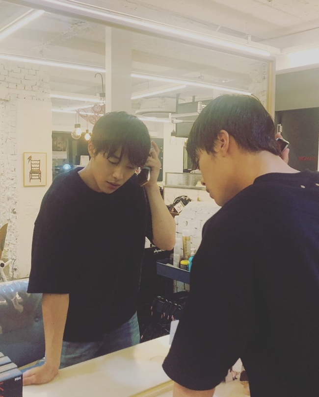 Woo Do-hwan posted several photos on his Instagram on the 4th, along with an article entitled Thank you for that, please wait a little.The photo released shows Woo Do-hwan holding an electric haircut; he appears to have visited the beauty salon to cut his former Enlisted hair short.The netizens who watched this responded such as I do not have the Ministry of Defense, I go well with my body, I think I would have been handsome even if I pushed my head.Meanwhile, Woo Do-hwan, who has performed in the recent SBS drama The King: The Lord of Eternity, will be active on the 6th.