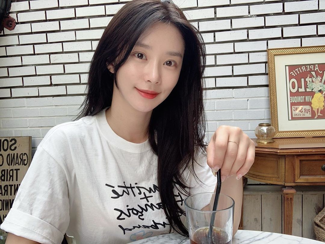Actor Lee Ju-bin expressed his gratitude for his interest and love.On the 4th, Lee Ju-bin released two photos with the article Pretty people are pretty and pretty, so I will try harder.Lee Ju-bin is sitting in a Cafe staring at the Camera. His white T-shirt and long black hair emit a pure charm.The orange lips that match well with the clear skin add to the youthful and cute charm, further shining Lee Joo Bin.On the other hand, Lee Ju-bin is appearing on KBS 2TV entertainment Evil (Evil) In-Jeon and web drama Garduri sushi restaurant.