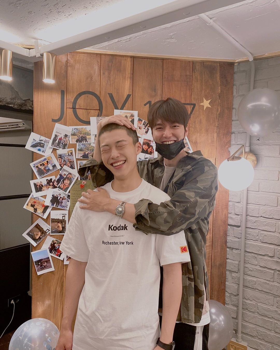 Woo Do-hwan posted a picture of himself with Actor Lee Min-ho on his instagram on the 5th, along with an article entitled I will come and be with you.Inside the photo was a short haircut, Woo Do-hwan, posing with Lee Min-ho as she smiled ahead of Enlisted.SBS Drama The King: The Lord of Eternity co-worked together in the two people who continue friendship after the filming of the drama attracts attention.In addition, Woo Do-hwan, who seems to have decided to end up laughing, smiles with a pure charm.