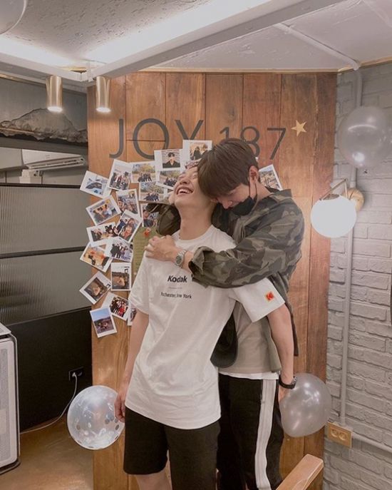 Lee Min-ho visited Actor Woo Do-hwan, a day before Enlisted on the afternoon of the 5th, and was revealed.On the afternoon of the day, Woo Do-hwan posted several photos of his SNS with Lee Min-ho.In the photo, Lee Min-ho was seen hugging Woo Do-hwan, who had her hair cut short for Enlisted, behind her and smiling brightly.Woo Do-hwan also laughed as if he was enjoying Lee Min-hos visit, which made him guess the warm friendship of the two.Woo Do-hwan also left a picture with the article I will come and be with you.This attracted attention with a sense of ingenuity in the contrast of the guard of the three emperors of the Korean Empire, Lee Min-ho, in the drama The King: Eternal Monarch, which was recently concluded.Lee Min-ho also posted a picture of Woo Do-hwan on his SNS and replied, Infant is now the first gun.In Drama, Lee Min-ho used to refer to Cho Young (Woo Do-hwan), the chief of the Imperial Guards First Company, as the greatest sword of all.In the SNS play of the two people who appeared in the same drama, the netizens responded such as I look good in the atmosphere, I am very close, and Go well.Woo Do-hwan will be listed as an Active duty on the 6th.