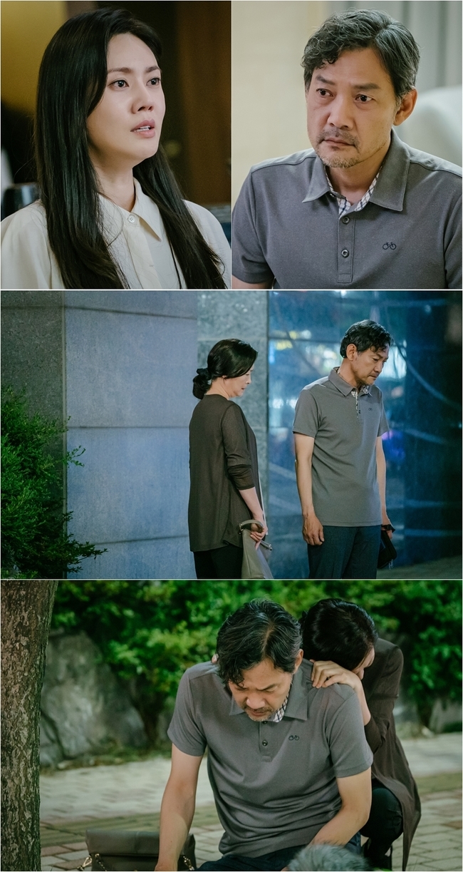 What choice will Choo Ja-hyun, Jung Jin-young and Won Mi-kyung face the truth?TVNs monthly drama, I dont know much, but its Family (director Kwon Young-il, playwright Kim Eun-jung, production studio Dragon/hereinafter, Family) released a photo on July 5 showing face-to-face faces of Kim Eun-joo (Choo Ja-hyun), Kim Sang-sik (Jung Jin-young) and Lee (Won Mi-kyung).The more Family is repeated, the more valuable it is.I am deeply involved in the story and pain hidden in the amazing secret of ordinary family, expanding the range of empathy, and deeply embracing the image of Family mixed with Misunderstood.As Kim Sang-sik regained his memory, the truth about two houses was revealed, but the wounds accumulated over the years were not resolved.Kim Eun-joo, who has been having a harsh time, faced his birth secret and decided to divorce Yoon Tae-hyung (Kim Tae-hoon).And Kim Eun-hee (Han Ye-ri) and Park Chan-hyuk (Kim Ji-seok), who were long friends, also began to realize their feelings about themselves, and the relationship changed.In the meantime, the mixed feelings of Kim Eun-joo and Kim Sang-sik in the public photos add to the sadness.Kim Sang-siks heart collapses in the tears of Kim Eun-joo, a sad and trustworthy daughter who has never had a hard time in front of Family.Lee is waiting for Kim Sang-sik, who left the house with a drooping shoulder in the ensuing photo.It is a pity and desperate to see the couple who collapsed with each other in the weight of Secret to endure together.I wonder what Kim Eun-joo has conveyed to Kim Sang-sik.The fact that Kim Eun-ju was not Kim Sang-siks biological daughter was an unspeakable secret, but it was something that I could not ask for a lifetime in FamilyYi Gi.Kim Eun-hee noticed Secret, and Lee confided in Kim Eun-joo about her long-standing Secret. The truth revealed changed the flow of emotion.Kim Eun-ju, who was affectionate and affectionate to Kim Sang-sik, came to understand the life of 22-year-old Lee, who gave up a lot to protect his child.Sorry for Lee has become a grudge against Kim Sang-sik.Secret, who could not be told to Family Yi Gi, changed to those who could not even dare to overtake one of the good in fear.It is noteworthy whether you can suture the wound over Misunderstood.Broadcast at 9 p.m. on the 6th. (Photo provided = tvN)pear hyo-ju