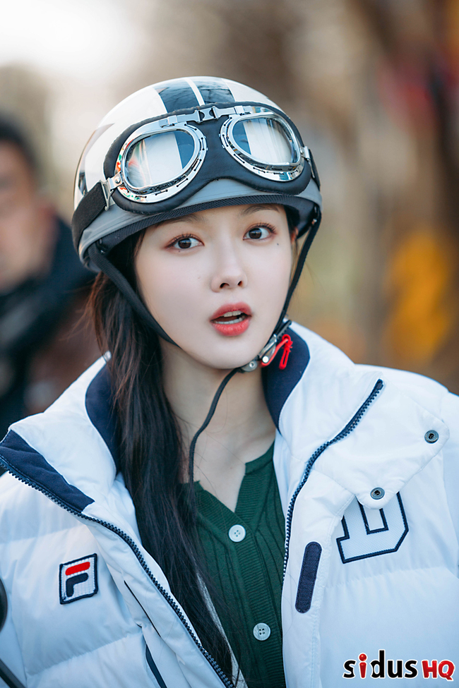 Convenience store morning star Kim Yoo-jungs Twenty Four Hours was unveiled.From the Way to work of Kim Yoo-jung, a spicy alba student of SBS gilt drama Convenience store Morning Star (playplayplay by Son Geun-joo / director Lee Myung-woo), the appearance of Convenience store alba was released on July 5.During the day, I sit comfortably on the Scooter and look at the camera. In the late night, I remove the garbage of the Convenience store parasol table and the busy Twenty Four Hours of Kim Yoo-jung who is working until late at night.Kim Yoo-jung showed off his face and tight features rather than a helmet, and made his eyes meet with the camera, and even after he went to the Convenience store, he posed with a bright smile and posed.Especially, it perfects the Convenience store vest and proves the pawanal (the completion of fashion is the face).