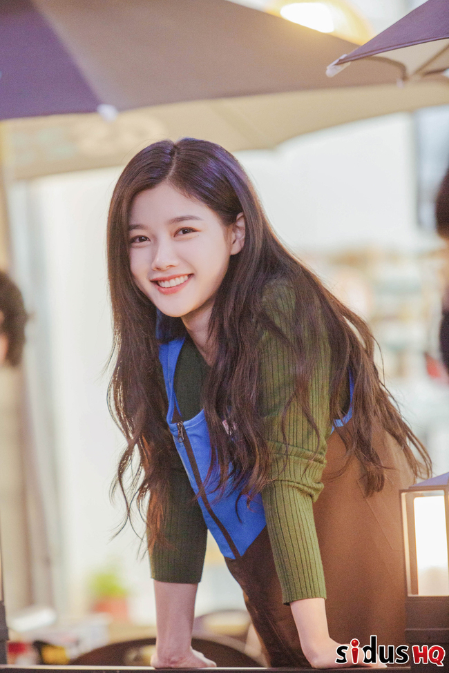 Convenience store morning star Kim Yoo-jungs Twenty Four Hours was unveiled.From the Way to work of Kim Yoo-jung, a spicy alba student of SBS gilt drama Convenience store Morning Star (playplayplay by Son Geun-joo / director Lee Myung-woo), the appearance of Convenience store alba was released on July 5.During the day, I sit comfortably on the Scooter and look at the camera. In the late night, I remove the garbage of the Convenience store parasol table and the busy Twenty Four Hours of Kim Yoo-jung who is working until late at night.Kim Yoo-jung showed off his face and tight features rather than a helmet, and made his eyes meet with the camera, and even after he went to the Convenience store, he posed with a bright smile and posed.Especially, it perfects the Convenience store vest and proves the pawanal (the completion of fashion is the face).