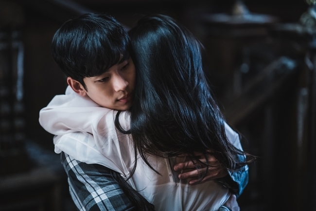 Kim Soo-hyun and Seo Ye-ji are hugging each other hotly, and they are foreseeing a deep romance.In the 6th episode of the TVN Saturday drama Psycho But Its OK (directed by Park Shin-woo, Cho Yong/Project Studio Dragon/Produced Story TV, Gold Medalist), which will be broadcast at 9 p.m. on July 5, Moon Kang-tae (Kim Soo-hyun) and Seo Ye-ji, who became the memory of childhood, It is to be painted with bitterness.In the last broadcast, Ko Mun-young stimulated Moon Gang-tae to come to his cursed castle.However, unlike what I expected to know where it was, the answer was I have been, when you saved me and I ran away from you.After the young Mun Gang-tae, who had to turn around after being trampled on the bouquet he prepared, opened the door of the cursed castle himself as an adult, and finished the fifth time, and another secret that existed between the two was stripped away, raising questions about the new relationship.In the meantime, Moon Gang-tae, who finally stepped into the cursed castle of Ko Mun-young in the photo, is hugging her hotly and attracts attention.The sight of two people who have strongly attracted each other in the middle of the dark castle causes a heartbeat.However, there is a strange tension in the expression of Ko Mun-young, who depends on Moon Kang-tae with a face full of anxiety and fear, and Moon Kang-tae, who showed a dark face with her in her arms.