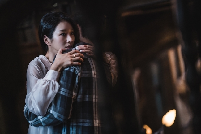 Kim Soo-hyun and Seo Ye-ji are hugging each other hotly, and they are foreseeing a deep romance.In the 6th episode of the TVN Saturday drama Psycho But Its OK (directed by Park Shin-woo, Cho Yong/Project Studio Dragon/Produced Story TV, Gold Medalist), which will be broadcast at 9 p.m. on July 5, Moon Kang-tae (Kim Soo-hyun) and Seo Ye-ji, who became the memory of childhood, It is to be painted with bitterness.In the last broadcast, Ko Mun-young stimulated Moon Gang-tae to come to his cursed castle.However, unlike what I expected to know where it was, the answer was I have been, when you saved me and I ran away from you.After the young Mun Gang-tae, who had to turn around after being trampled on the bouquet he prepared, opened the door of the cursed castle himself as an adult, and finished the fifth time, and another secret that existed between the two was stripped away, raising questions about the new relationship.In the meantime, Moon Gang-tae, who finally stepped into the cursed castle of Ko Mun-young in the photo, is hugging her hotly and attracts attention.The sight of two people who have strongly attracted each other in the middle of the dark castle causes a heartbeat.However, there is a strange tension in the expression of Ko Mun-young, who depends on Moon Kang-tae with a face full of anxiety and fear, and Moon Kang-tae, who showed a dark face with her in her arms.