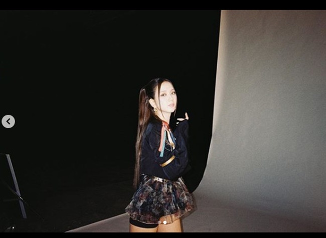 Group BLACKPINK member JiSoo released Korean traditional clothing photo.JiSoo posted several photos on July 5th with an article entitled I meet you today at 3:40 pm on personal instagram.In the photo, JiSoo looks at the camera with a Korean traditional clothing wearing in the new song How You Like That Music Video.A chic look and confident pose doubled the appeal.The Korean traditional clothing of BLACKPINK in Music Video has attracted a lot of attention from abroad.So the picture of JiSoo wearing Korean traditional clothing was more welcome.