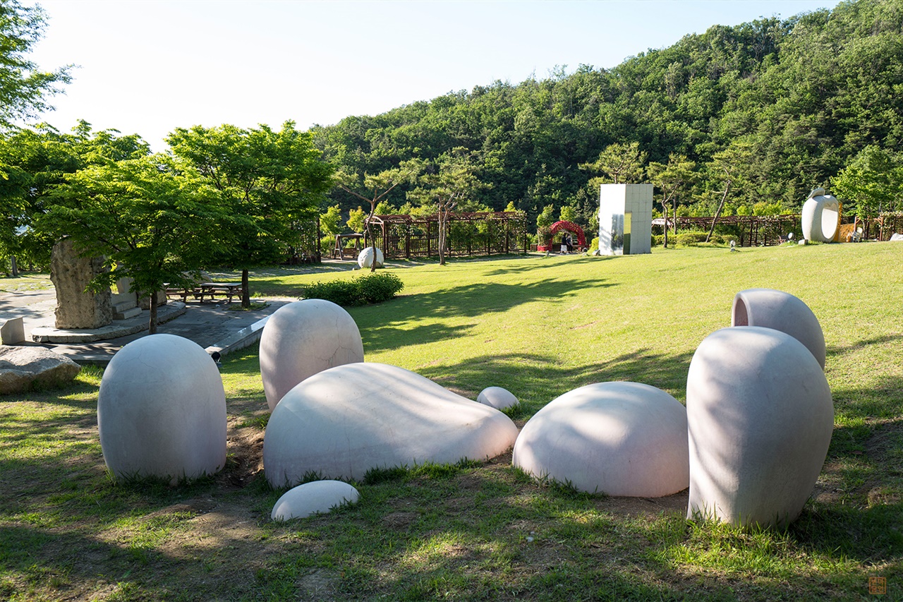 There is a place that fits this standard.The Fortunes Indus Valley School of Art and Architecture is located in the mountain of Chunju in the Fortunes New North.The Fortunes Indus Valley School of Art and Architecture is a beautiful complex cultural and artistic space built in the middle of the 500m high mountain of Cheonju Mountain and the place of the past abandoned quarry.It is a fantastic space where you can enjoy the beautiful scenery of Cheon Joo Ho which was born by the transformation of the waste quarry and enjoy both the performance and Tian Shi as well as the rest and experience.The Fortunes stones have been popular as building materials for a while, especially during the architecture boom of the 70s and 80s, the granite of The Fortunes near Seoul was best sold and exported overseas.More than twenty quarries have been created, and there has been indiscreet quarrying for decades without strict regulation or management.In addition, environmental pollution and natural damage such as scattered dust and roar reached a serious level, and conflicts with residents occurred.The more serious problem is the abandoned quarry, where the hillsides were cut, the deep, hollow pools that showed the hollow flesh were ugly from afar.It has become a challenge that harms the natural environment such as river pollution as well as surrounding scenery.The quarry was one of them.After quarrying from the 1960s to the mid-1990s, the quarry in the mountain was left untouched for several years without restoration, such as filling up the dug-up space and planting trees.The birth of the Indus Valley School of Art and Architecture was an unprecedented innovation in the former World, which showed the possibility of regenerating waste quarry into a complex cultural and artistic space.The success of the Indus Valley School of Art and Architecture opened the door to regenerate modern industrial heritages such as waste quarry and waste coal mines into parks and complex cultural spaces.This is being benchmarked not only in Korea but also in many former World countries.It is also a pleasure to see the area of Joo Ho and the mountain of Cheonju by climbing the Heaven Garden along the wooden walkway installed at 255m above sea level between Chun Joo Ho and Sculpture Park.The walkway leads to a waterfront performance hall and a forest cafe, where you can cool off for a while, drinking a cool drink.Indus Valley School of Art and Architecture is equipped with a stone cultural center, a human body museum, various Tian Shi rooms, flower art, sock wood craft, family crafts, and calligraphy experience rooms.L The Fortunes Valley School of Art and Architecture Address 234 Indus Valley School of Art and Architecture in Shinbuk-myeon, Gyeonggi-doIt also appeared in the news of The Fortunes.Art-bombed drama Legend of the Blue Sea filmed in waste quarry The Fortunes Indus Valley School of Art and Architecture