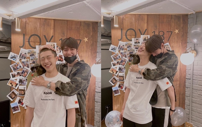 Actor Woo Do-hwan released a photo with Lee Min-ho a day before Enlisted.Woo Do-hwan posted two photos on his instagram on the 5th with an article entitled I will come and see you.Woo Do-hwan in the open photo is staring at the camera with a warm smile with Lee Min-ho with his head tight.Especially, the warm visuals of the two people capture the attention of the viewers.The two men met in the SBS gilt drama The King: The Monarch of Eternity (playplayplay by Kim Eun-sook and director Baek Sang-hoon, hereinafter The King), which ended on the 12th of last month.The King is a drama depicting the cooperation of Lee Min-ho, the emperor of the Korean Empire, who is trying to close the door of the dimension, and Jeong Tae-eul (Kim Go-eun), a Korean criminal who is trying to protect someones life, love and love.In particular, Kim Eun-sook, who wrote Dokkaebi and Mr. Sean Shine, is known to have played the play.