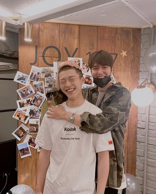 Actor Woo Do-hwan is Enlisted Today (Sixth).Woo Do-hwan posted a picture on his Instagram with an article entitled I will come and see you.In the photo, Lee Min-ho, who holds Woo Do-hwan, who has his hair cut short, is shown.Earlier, the two men co-worked on SBS Drama The King - Eternal Monarch.On the same day, Lee Min-ho also posted the same picture and cheered him up with the words Infant will become the first gun.Woo Do-hwan delivered the Enlisted news to his fans through his Instagram on the 24th of last month.