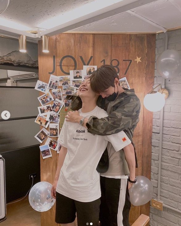 Today (6th) Actor Woo Do-hwan, who plays the military Enlisted, unveiled a friendly two-shot with Lee Min-ho.Woo Do-hwan posted several photos yesterday (on the 5th) on his instagram with an article entitled I will come, Your Majesty.In the open photo, Woo Do-hwan is smiling brightly in Lee Min-hos arms with his short-cut hair that was Enlisted.Lee Min-ho showed affection by stroking Woo Do-hwans short hair; the affectionate-looking friendships of the two create warmth.The two boasted a romance in SBS Drama The King: The Monarch of Eternity, which last month, starring as the Korean emperor Lee Gon and Lee Gons bodyguard.The netizens who responded to the photos responded hotly, saying, Be careful of your brother, Short hair is cool, and You are so warm outside of Drama.Regarding Woo Do-hwans Enlisted, Actor Jang Ki-yong posted a picture taken with Woo Do-hwan, saying, Be healthy.In addition to the initiality of  , I wondered whether I was soon or not, and Jang Ki-yong was also enlisted.Meanwhile, Woo Do-hwan enters the Army boot camp today (6th), receives basic military training and serves in the Army active duty.
