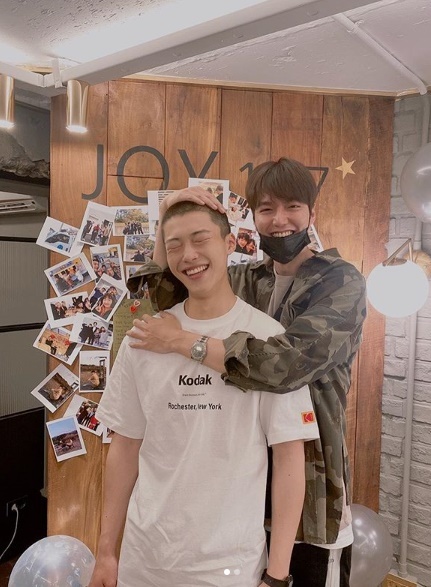 Lee Min-ho and Woo Do-hwan met.Actor Lee Min-ho posted an article and a photo on his instagram on July 5th, Infant is now the first gun.In the photo, Woo Do-hwan, who cuts his hair short ahead of Enlisted, and Lee Min-ho, who is holding him and smiling brightly.The romance in the drama is felt in reality.Woo Do-hwan also posted the same picture on his instagram and left a message saying I will come and see you.emigration site