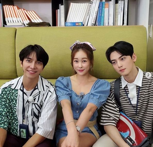 Broadcaster Hyun Young has released a shot of All The Butlers shooting.On July 5, Hyun Young posted a photo of SBS All The Butlers performers Lee Seung-gi and Cha Eun-woo on personal SNS.In the photo, Hyun Young is sitting between Lee Seung-gi and Cha Eun-woo and building a happy Smile.It was a happy shoot, and I appreciate the All The Butlers team, said Hyun Young.