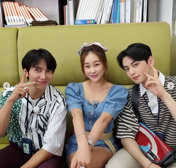 Broadcaster Hyun Young has released a shot of All The Butlers shooting.On July 5, Hyun Young posted a photo of SBS All The Butlers performers Lee Seung-gi and Cha Eun-woo on personal SNS.In the photo, Hyun Young is sitting between Lee Seung-gi and Cha Eun-woo and building a happy Smile.It was a happy shoot, and I appreciate the All The Butlers team, said Hyun Young.